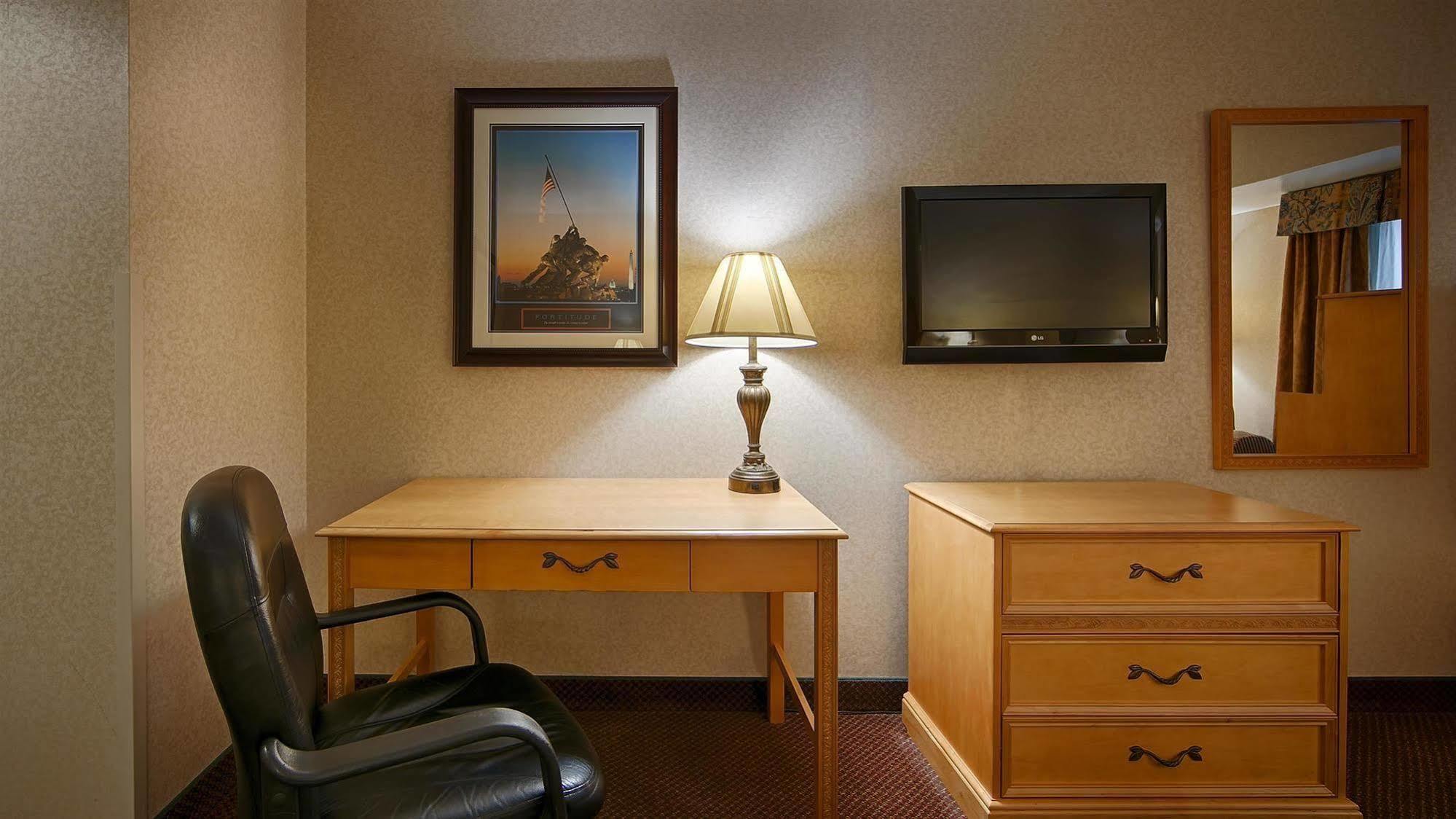 Quality Inn Iwo Jima Арлингтън Екстериор снимка