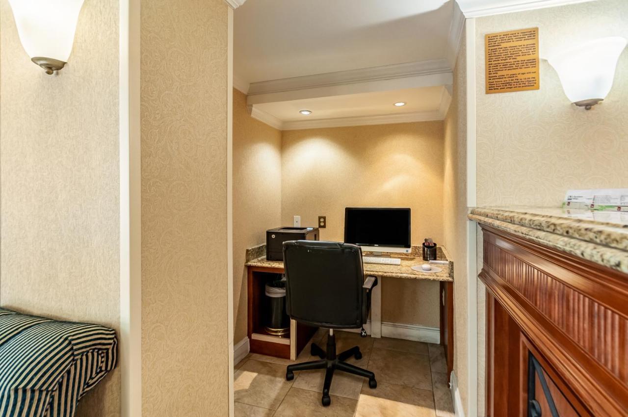 Quality Inn Iwo Jima Арлингтън Екстериор снимка